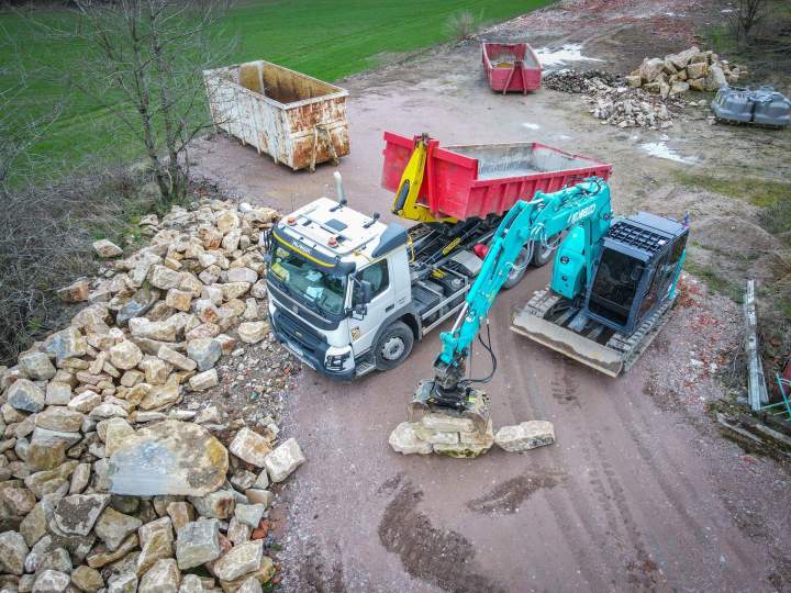 Mise en place de blocs rocheux pour stabiliser votre terrain